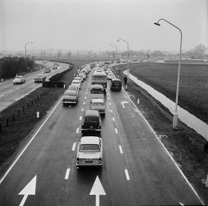 125620 Afbeelding van de verkeersdrukte op de Rijksweg 2 ten zuiden Utrecht (ter hoogte van het verkeersplein ...
